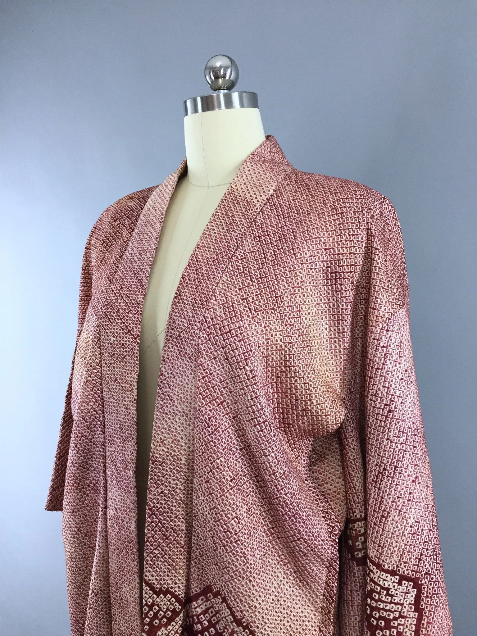 1960s Vintage Silk Haori Kimono Cardigan Jacket with Maroon Shibori Mountains Pattern